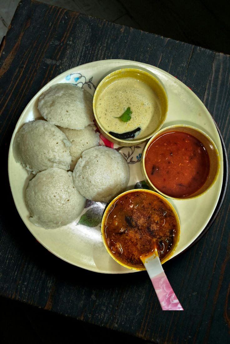 Idli[5 Pieces] with Chutney and Sambhar